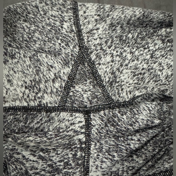 Lululemon Wunder Under Pant (Hi-Rise)
Splatter White Black Size 4 EUC - Picture 2 of 9